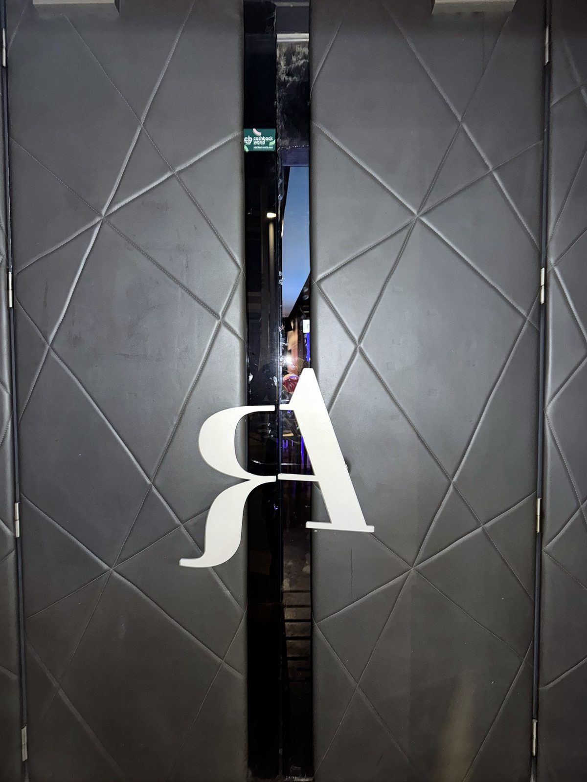 Puerta acolchada con la R y la A de Raspabar